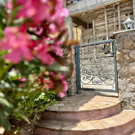 The Artist's Lodge, Gcollectiongr בית נופש